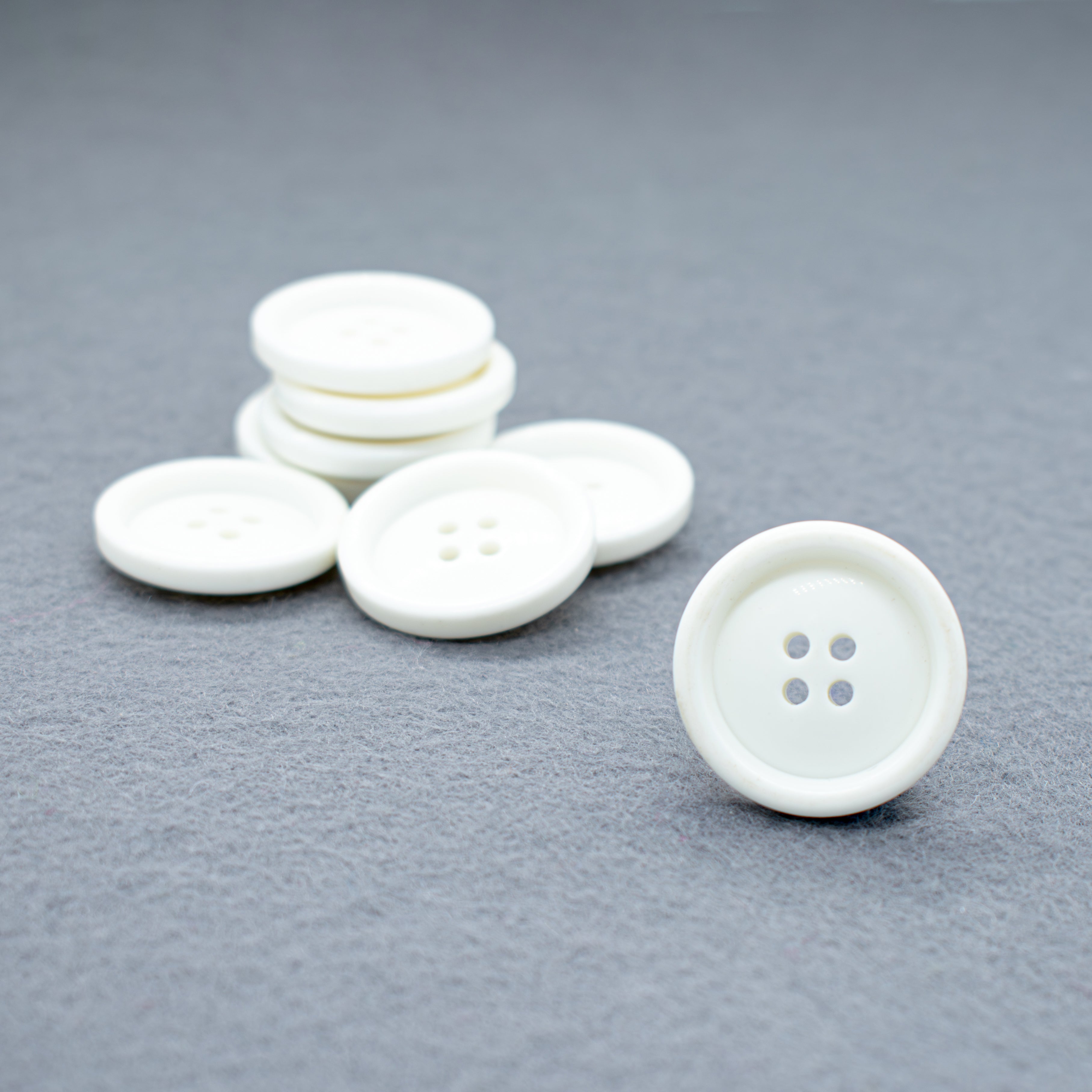 Classic Rim Button Off-White 2.6cm