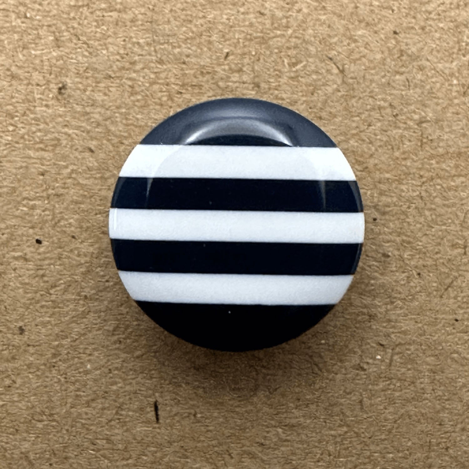 14mm Thin Striped Shank Button