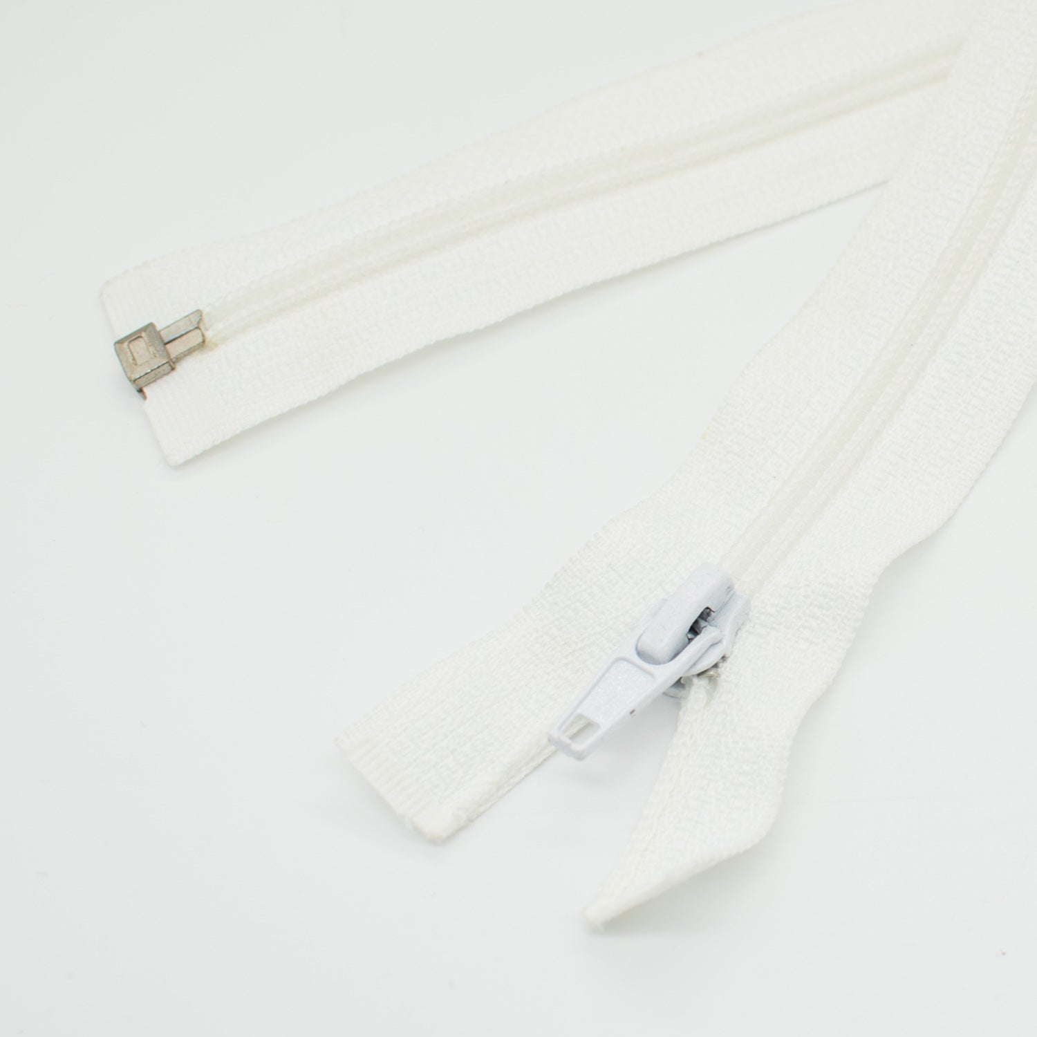 Size 5 White Open Ended Zip 7.5M